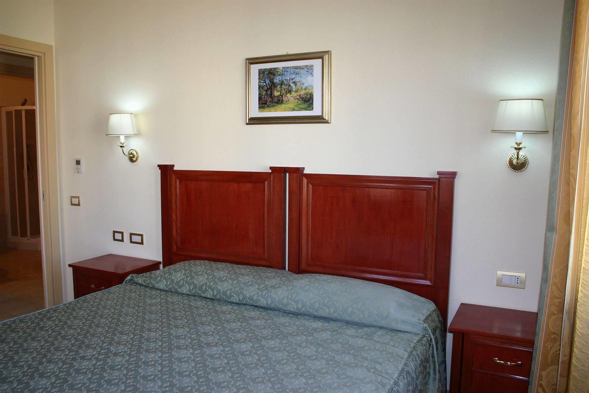 אולביה Hotel Regina Elena מראה חיצוני תמונה